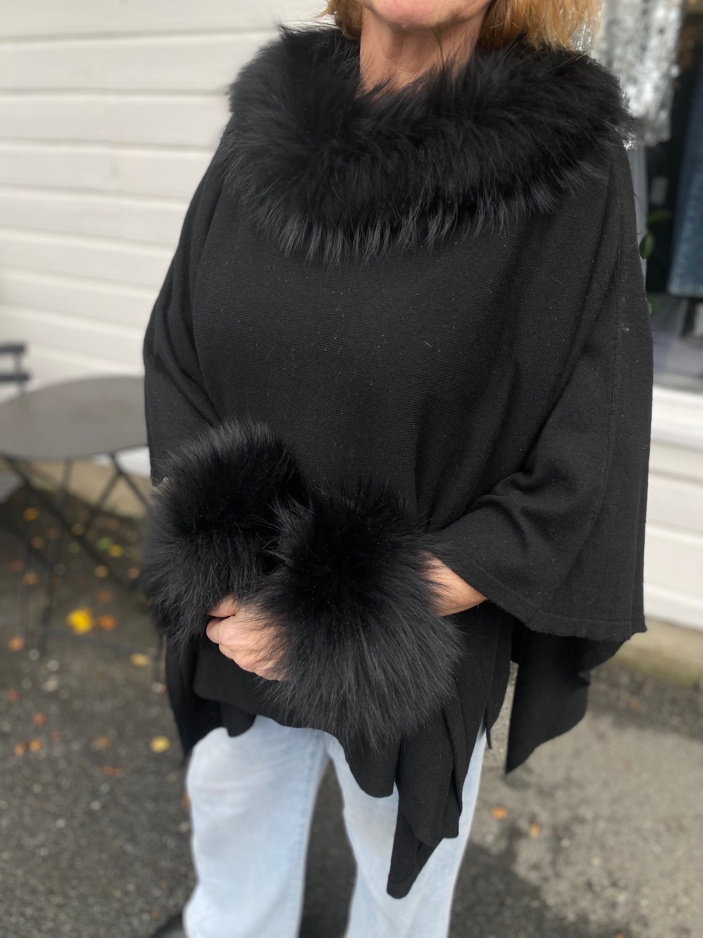 MØLLER PELS PONCHO SVART